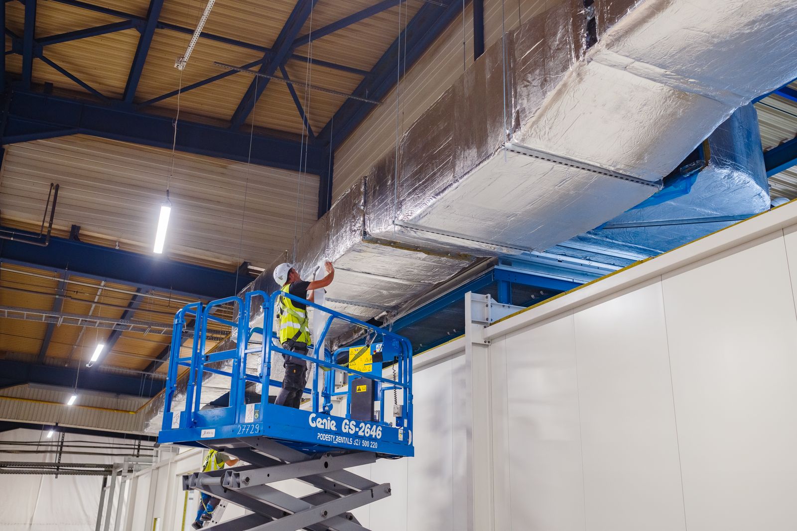 Montaż kanałów nawiewnych z podnośnika nożycowego w strefie clean room