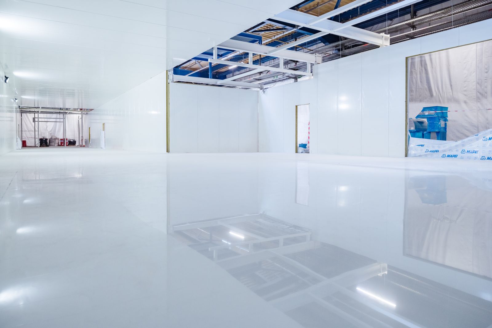 Gotowe pomieszczenie clean room z posadzką epoksydową i panelami ściennymi
