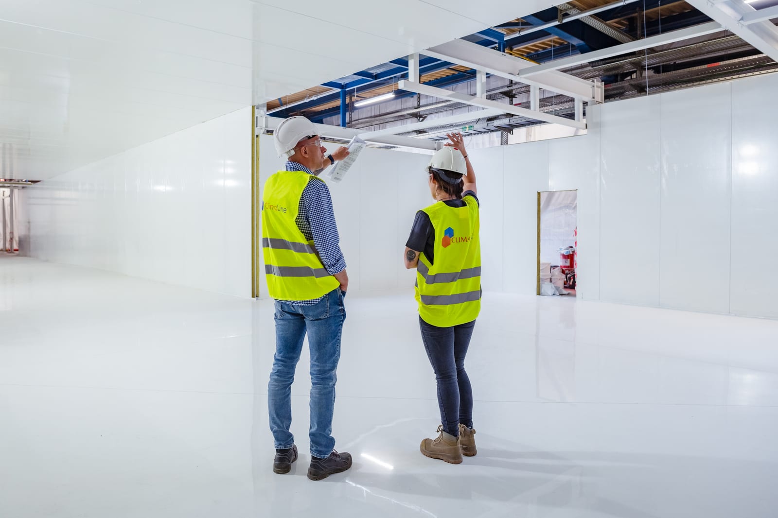 Inżynierowie Clima Line sprawdzają sufit w powstającej strefie clean room