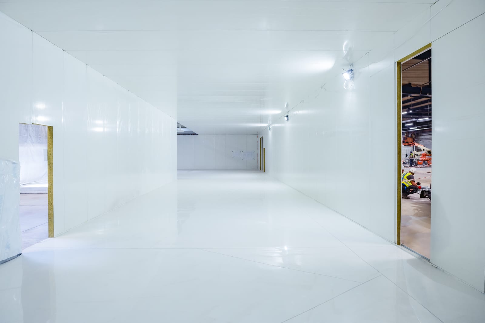 Korytarz clean roomu z panelami ściennymi i wylewaną posadzką żywiczną po montażu